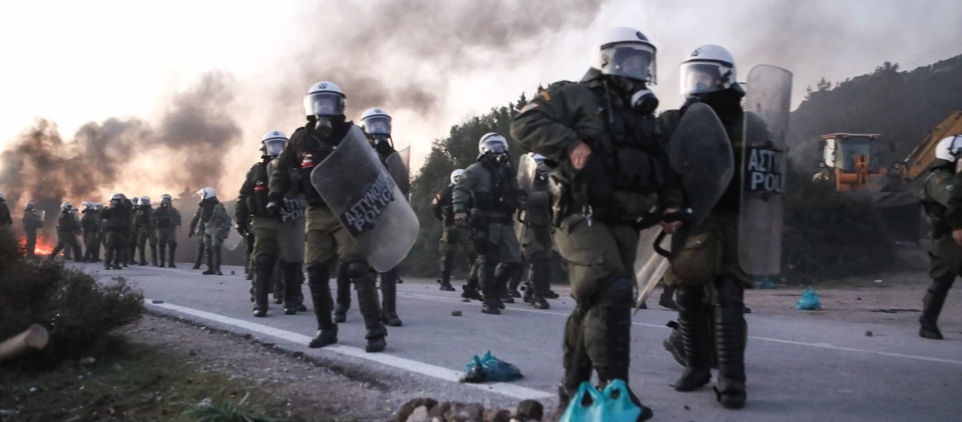 Λέσβος: Συνελήφθη άντρας για συμμετοχή στα επεισόδια στο ξενοδοχείο των ΜΑΤ